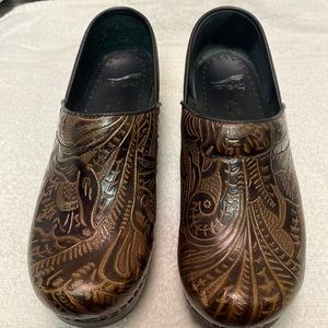 Dansko Shoe Clogs Brown Tooled Leather Rate very good condition with box